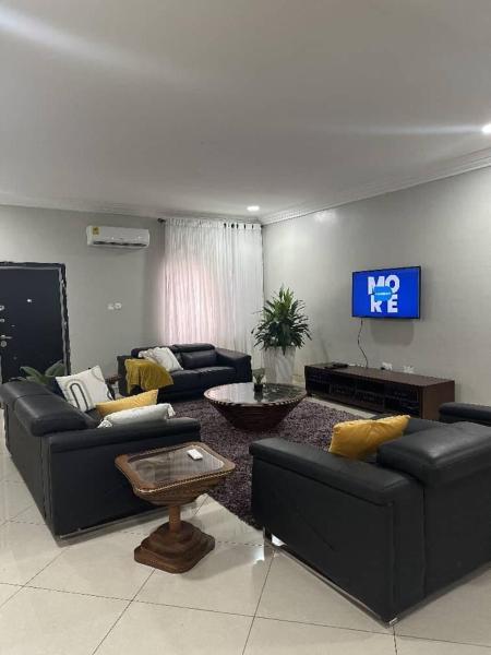 A la foto es mostra l'objecte 4 bdr lux house with conference rm in Accra Ghana situat a la ciutat de Trofwi.