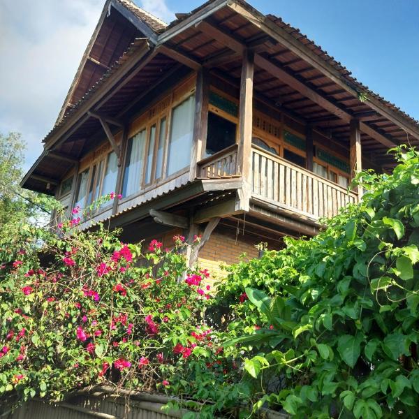 The photo shows the Villa Bunga Bintang Near Beji Waterfall located in the city of Abeansemal.