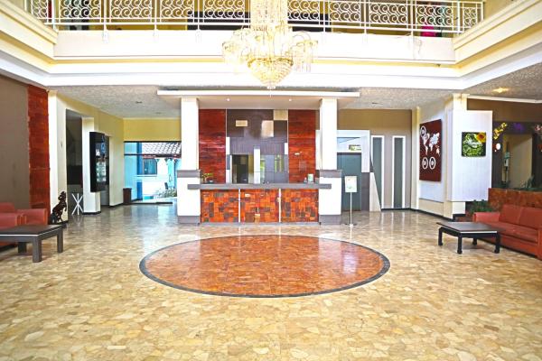 På billedet ses objektet PLUM Prestige Hotel Juanda beliggende i byen Gedangan.