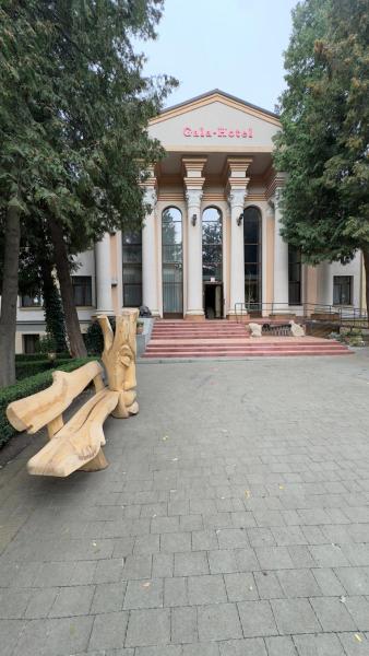 En la foto se muestra el objeto Gala Hotel ubicado en la ciudad de Zubrivka.