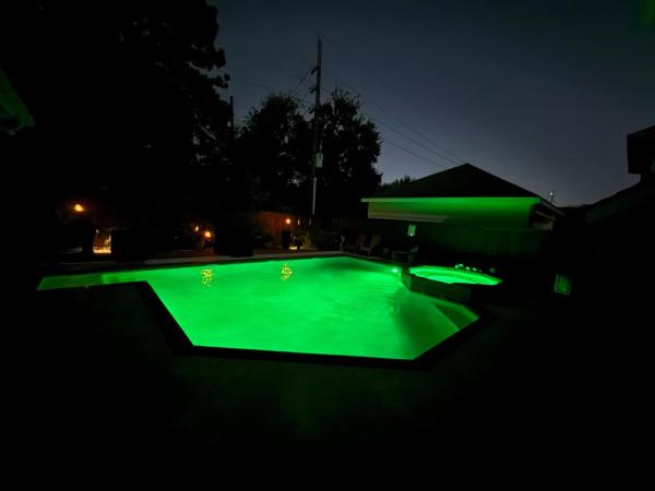 På billedet ses objektet ROYCE mini-mansion with heated pool & spa Houston beliggende i byen Klein.
