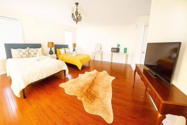 La photo montre l'objet Markham luxurious Private King Master bedroom situé dans la ville de Markham.