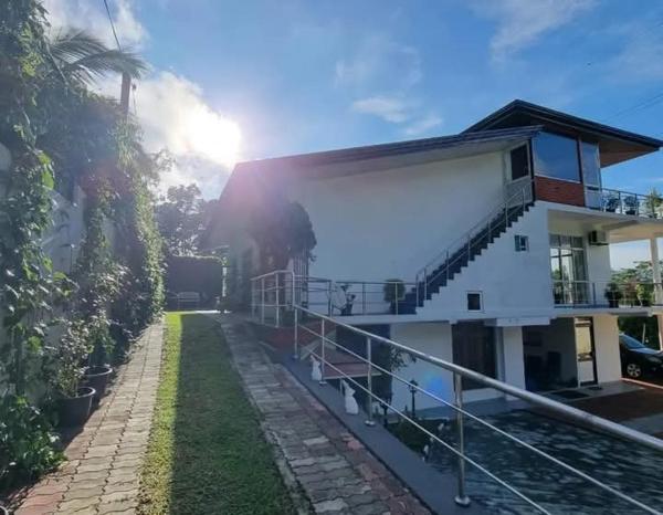 Na fotografii je vidět objekt Hanthan Hotel nacházející se ve městě Kandy.