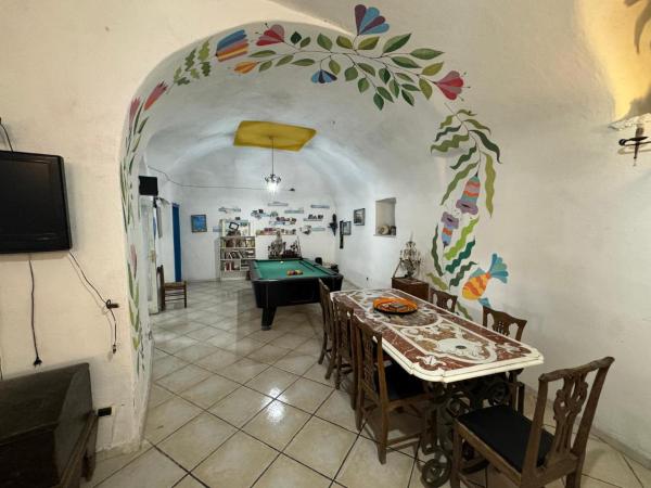 写真にはイスキア市にあるring hostelが写っています。