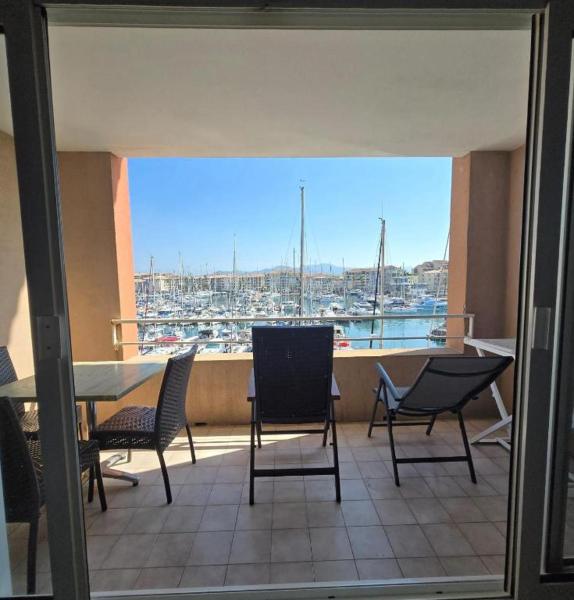 A la foto es mostra l'objecte Le Balcon Bleu situat a la ciutat de Fréjus.