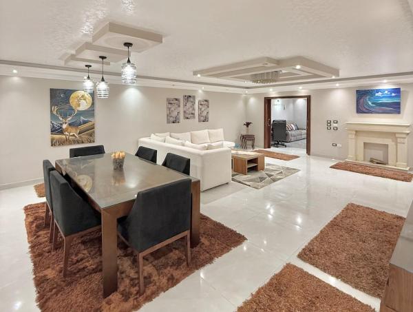 写真にはカイロ市にあるluxurious hidden gemstone 3BR APT in Helioplis شقة فندقية فاخرةが写っています。