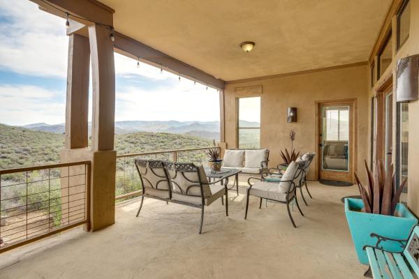 Nella foto è visibile l'oggetto Mountain Views and Grill Space Adobe Arizona Home situato nella città di Mayer.