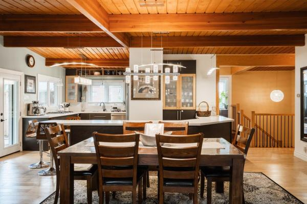 Na foto é possível ver o objeto 4 Bedroom Stoney Creek Nature Oasis Sauna, Games & Luxury Comfort localizado na cidade de Hamilton.