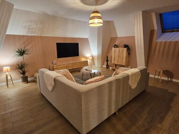 A la foto es mostra l'objecte Proche Valenciennes - Appartement cosy 80 m2 dans dépendances château situat a la ciutat de Maing.