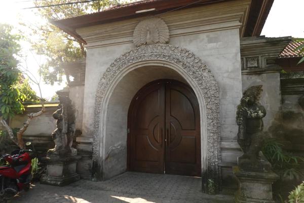 写真にはLebih市にあるRumah Lebihが写っています。