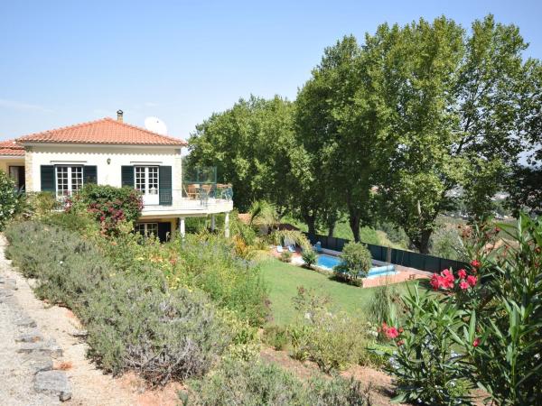 Na fotografii je vidět objekt Villa in Casais de Santa Helena nacházející se ve městě São Gregório.