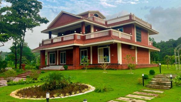 The photo shows the Selborne Heaven 5 BHK Villa located in the city of Nāgothana.