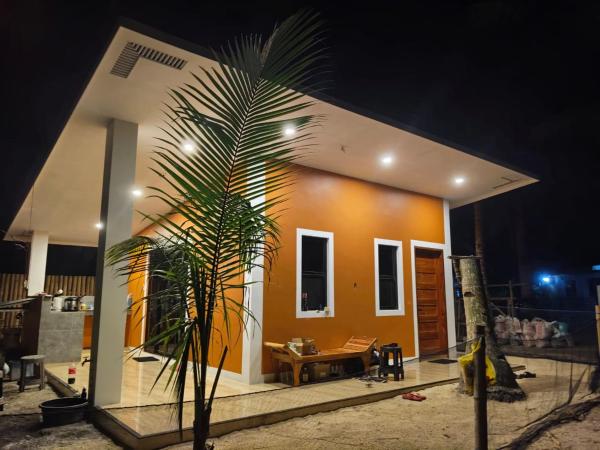 A la foto es mostra l'objecte Orange House situat a la ciutat de Solangon.
