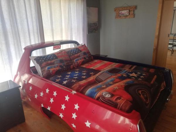 Na zdjęciu widoczny jest obiekt The V8 House położony w mieście Sutherland.