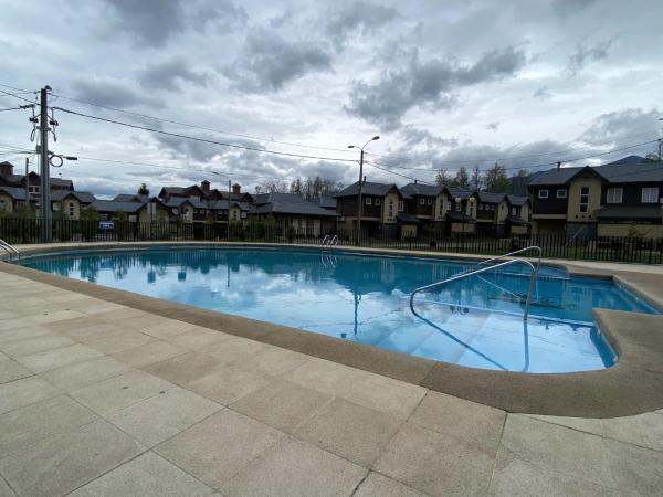 På billedet ses objektet Amplia casa 3D3B en Pucón con piscina y quinchos beliggende i byen Pucón.
