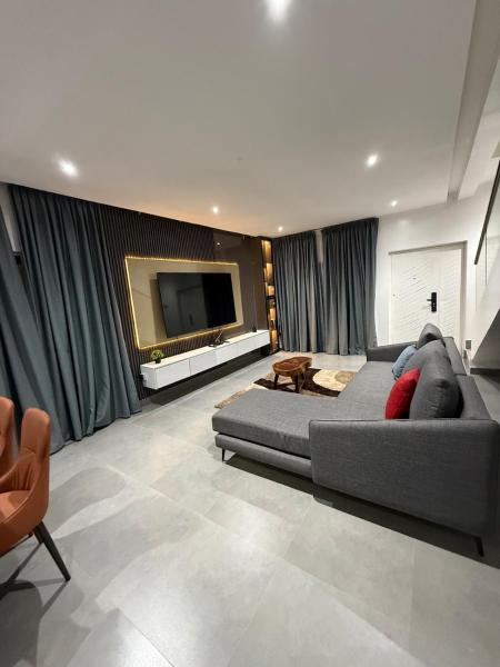 A la foto es mostra l'objecte Bright 3-Bedroom Home situat a la ciutat de Danfa.