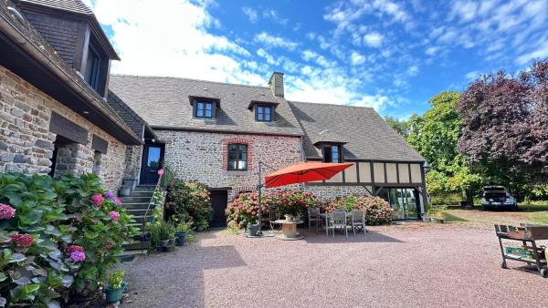A la foto es mostra l'objecte Sunset Family Guesthouse Mont Saint Michel situat a la ciutat de Céaux.