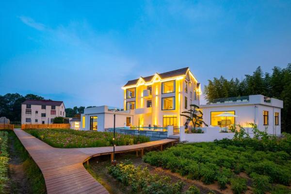 A la foto es mostra l'objecte Floral Hotel Jiuhuashan Xiluzhanyi B&B situat a la ciutat de Chizhou.