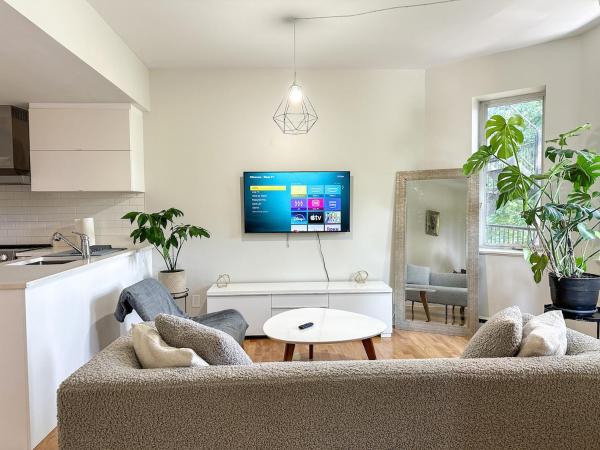 Chic & Fully Furnished 2-Bedroom Apartment in Prestigious Westmountの写真1