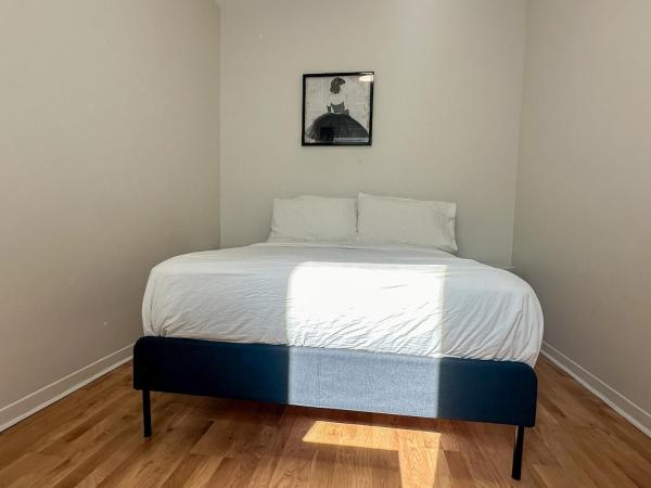 Chic & Fully Furnished 2-Bedroom Apartment in Prestigious Westmountの写真3