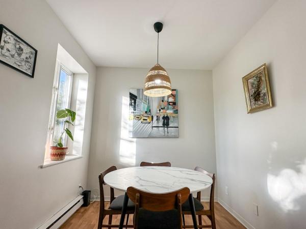 Chic & Fully Furnished 2-Bedroom Apartment in Prestigious Westmountの写真6