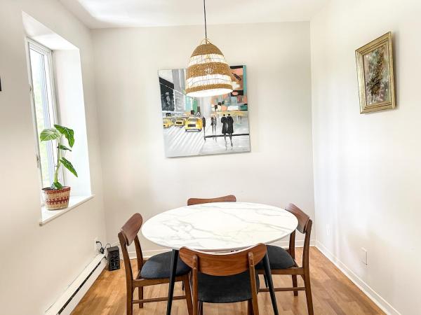 Chic & Fully Furnished 2-Bedroom Apartment in Prestigious Westmountの写真7