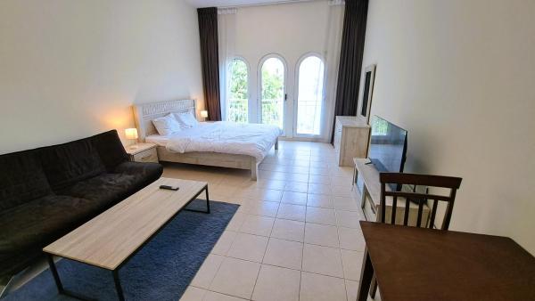 Na zdjęciu widoczny jest obiekt DRUVYA HOLIDAY HOMES, Building No 194, Street No,10 Discovery Gardens, Close to Al Furjan Metro 3 minutes walkable położony w mieście Dubaj.