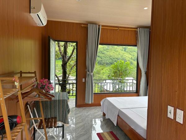 A la foto es mostra l'objecte Du Gia NaLien View Homestay situat a la ciutat de Làng Cac.