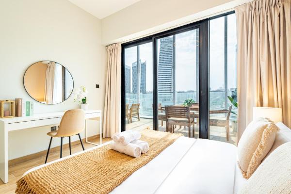 Fotografie 3: 3BDR Duplex - 5 min walk from Cleveland, ADGM & Galleria Mall - Maryah Island & ADGM - Huge Balcony - Full Canal & City Views - Perfect for Families & Groups