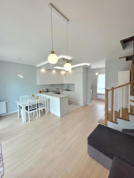 Na zdjęciu widoczny jest obiekt Luxury House with Garden near Chopin Airport położony w mieście Janki.
