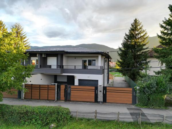照片显示了位于Vrelo Bosne市的Q Villa Ilidža物件。