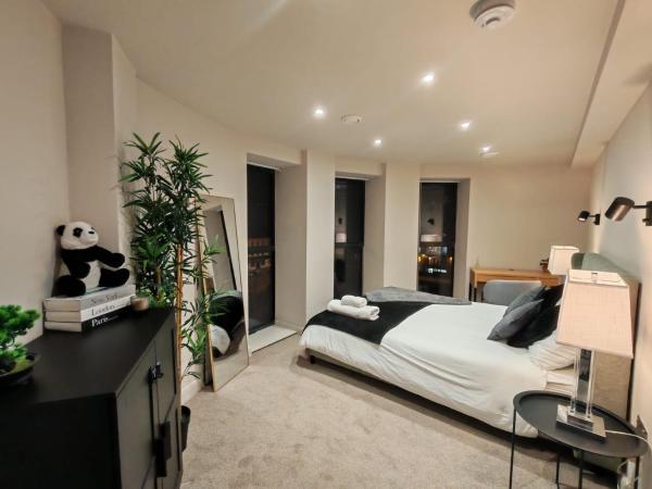 Luxury 2-Bedroom Penthouse with Stunning Views and Parking - Leeds City Centre, Leeds