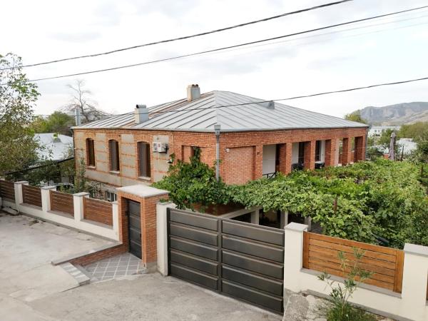 Nella foto è visibile l'oggetto Kera situato nella città di Dedoplis Tskaro.