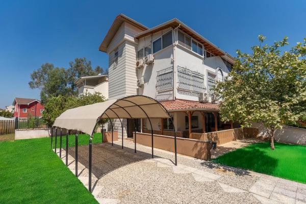 Na fotografii je vidět objekt NEAR BY THE LAND OF LEGENDS , ViLLA ROSE nacházející se ve městě Belek.