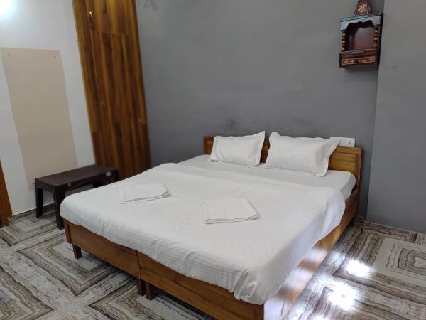 På billedet ses objektet Debanjali home stay beliggende i byen Rishikesh.