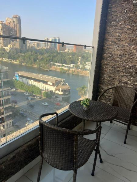 A la foto es mostra l'objecte غرفة فندقية بإطلالة على النيل بالعجوزة situat a la ciutat de El Caire.