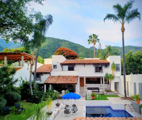 Auf dem Foto ist das Objekt Villa La Floresta Alojamiento Exclusivo 10 Personas Alberca Templada in der Stadt Ajijic zu sehen.