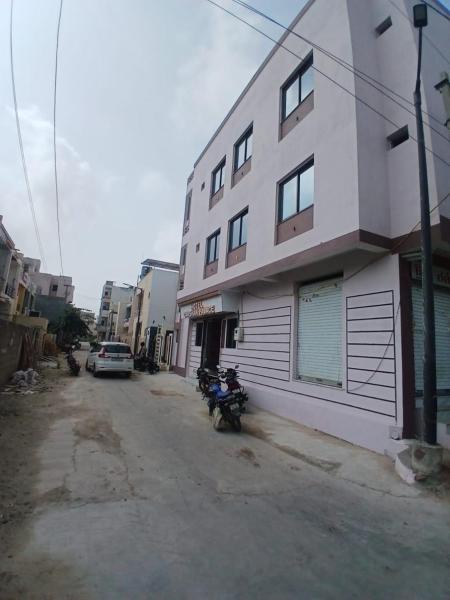 Auf dem Foto ist das Objekt Hotel Darshan Palace - Near Dwarka Railway Station & Shree Dwarkadhish Temple in der Stadt Dwarka zu sehen.