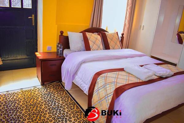 Na fotografii je vidět objekt Buki Hotel nacházející se ve městě Baruti West.