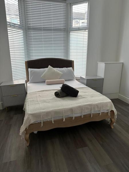 På billedet ses objektet Spacious 4 Bedrooms House ,Sleeps 10, 5 Beds, Parking, WiFi beliggende i byen Blackpool.
