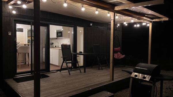 The photo shows the Mesipesa Yellow Lodge located in the city of Laagna.