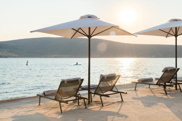 写真にはアラカティ市にあるBiblos Beach Resort Alaçatıが写っています。