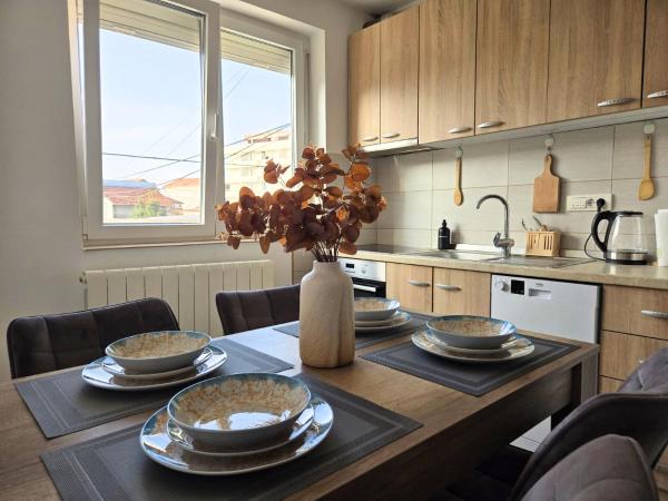 På billedet ses objektet Airport 2BR Suite Filip beliggende i byen Beograd.