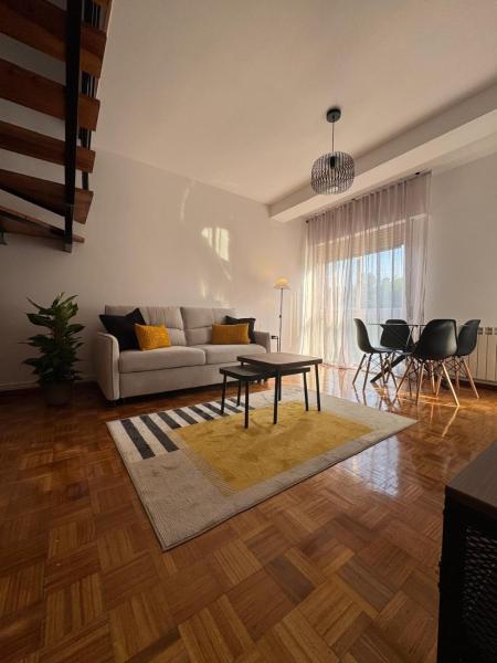 A la foto es mostra l'objecte Dúplex Carballiño situat a la ciutat de Maside.