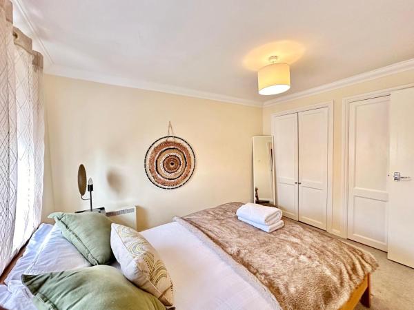 Paddington Beautiful Two Bedroom Apartment, London