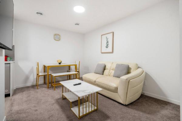 Auf dem Foto ist das Objekt Private Basement Magnolia Retreat Family Friendly Suite near Seton and Lake in der Stadt Shepard zu sehen.