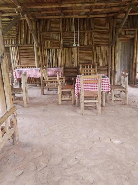 Na foto é possível ver o objeto Jungle Lodge Kibale localizado na cidade de Busimba.