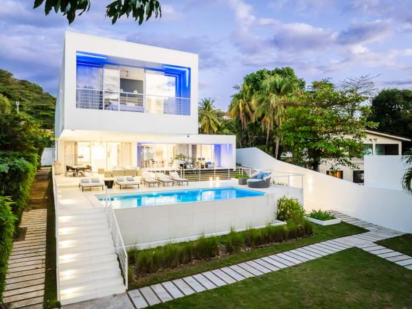 A la foto es mostra l'objecte Beachfront Luxury Villa W Pool Sunset Casa De Lys situat a la ciutat de Coco.
