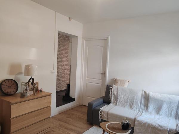 A la foto es mostra l'objecte Entire apartment with outdoor area situat a la ciutat de Graville.