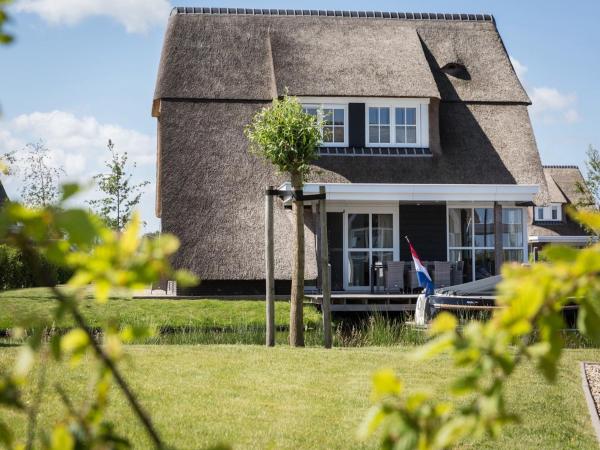Na fotografii je vidět objekt Lakeside Villa with Terrace nacházející se ve městě Delfstrahuizen.